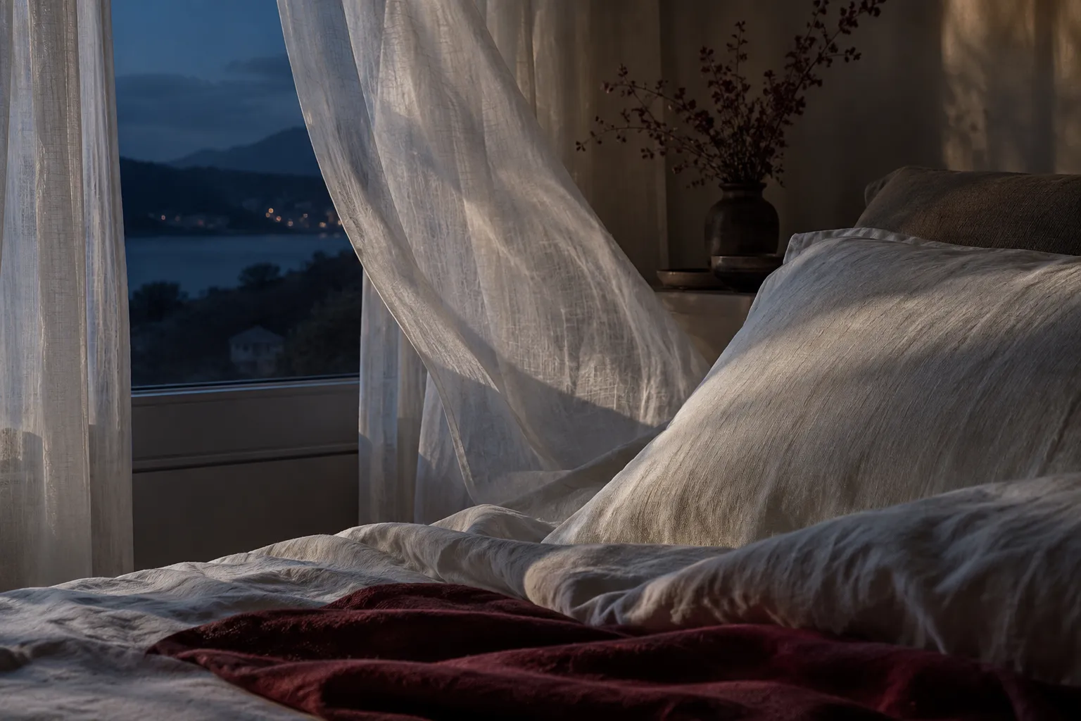 Lumière du soir et linge — évocation du rythme veille-sommeil.
